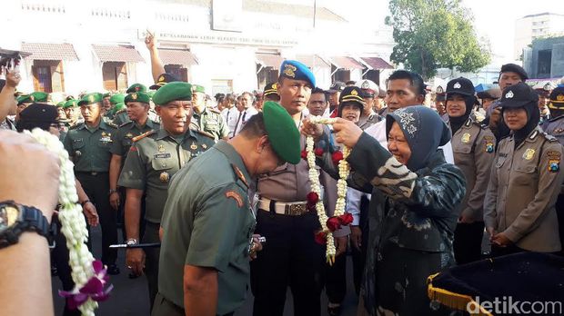 Pindah Tugas  Danrem Bhaskara Jaya Diarak Polisi  dan Risma