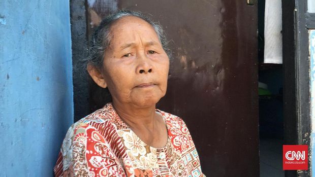 Epon, pemilik kontrakan yang disewa Agus Wiguna. Bom berdaya sedang meledak di kamar Agus pada Sabtu sore.
