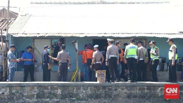 Puslabfor Mabes Polri melakukan olah Tempat Kejadian Perkara di lokasi ledakan bom panci di Kampung Kubang Beureum, Sekejati, Buahbatu, Kota Bandung, Jabar, Minggu (9/7).