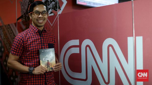Ahmad Fuadi saat mengunjungi redaksi CNNIndonesia.com.