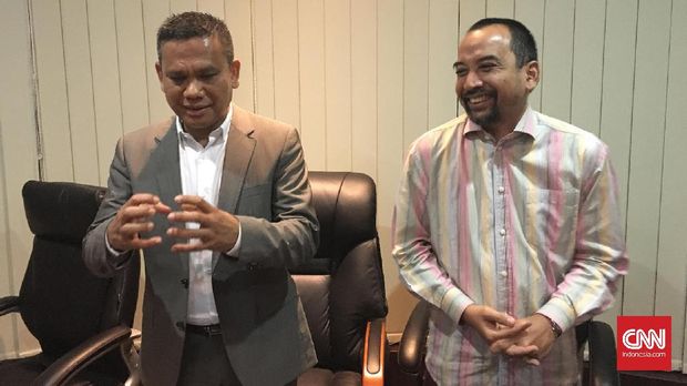 Berlinton Siahaan (kiri) menyebut ada 20 tim yang akan mengikuti Piala Presiden 2018.