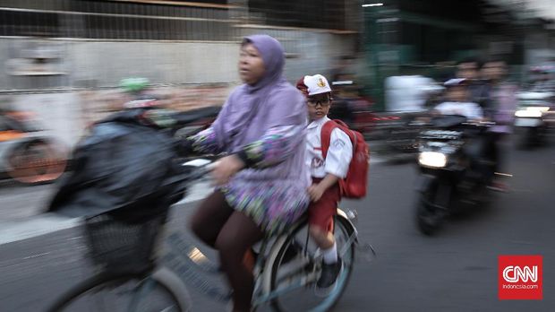 Tahun lalu, Anies Baswedan yang saat itu menjadi Mendikbud mengeluarkan imbauan agar orangtua mengantar anaknya ke sekolah.