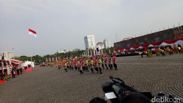 Atraksi tari daerah di upacara HUT Bhayangkara di Monas.