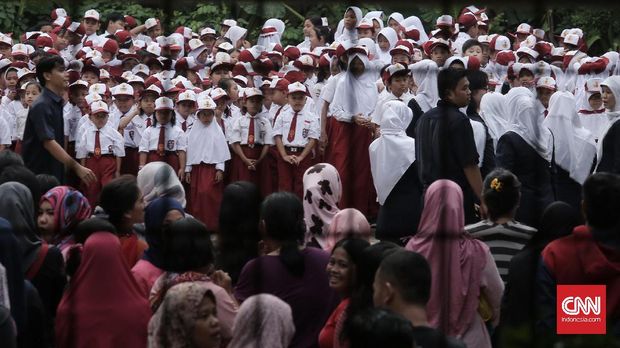 Banyak orang tua mengeluhkan sistem penerimaan murid baru karena sulit menembus sekolah favorit.