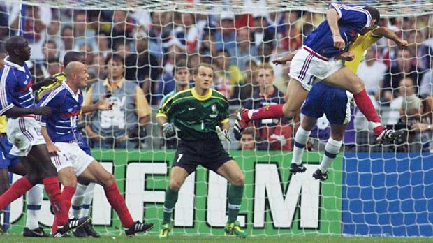 Perancis menang 3-0 atas Brasil lewat dua gol sundulan Zinedine Zidane dan satu gol Emmanuel Petit.