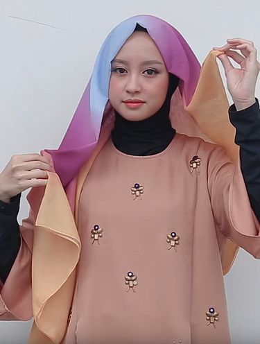 Tutorial Hijab untuk Pakai Abaya ala Vlogger Cantik Gita Savitri Tutorial Hijab untuk Pakai Abaya ala Vlogger Cantik Gita Savitri