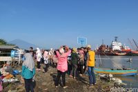 Makin sore Pantai Kejawanan makin ramai (Fitraya/detikTravel)