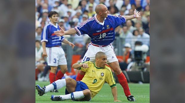 Ronaldo tidak berkutik menghadapi Frank Leboeuf.