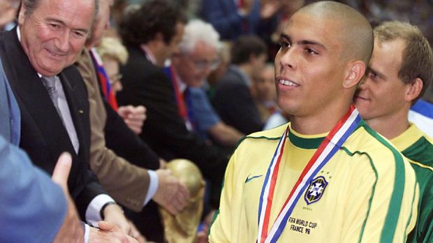 Ronaldo yang jadi pemain terbaik dunia di tahun 1997 harus puas sebagai runner up Piala Dunia 1998.