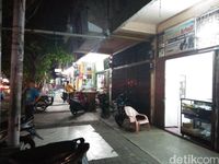 Pertokoan di sepanjang Jalan Perdagangan dikala malam (Bonauli/detikTravel)
