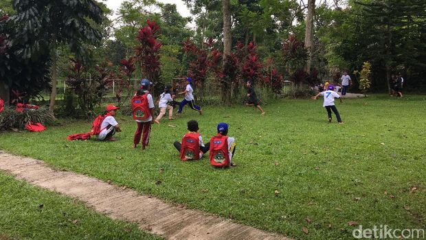 Armin dan kawan-kawan saat bermain benteng di sela-sela Jambore si Bolang
