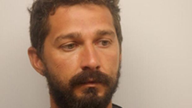 Wajah Shie LaBeouf saat mabuk di depan umum dan ditangkap polisi.