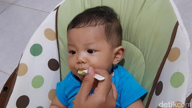 Ilustrasi anak makan MPASI