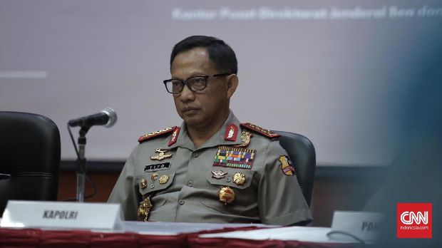 Kapolri Jenderal Tito Karnavian diharapkan dapat menunjukkan profesionalitas dengan mampu memisahkan kepentingan politik dan publik, kepentingan penguasa dan negara.