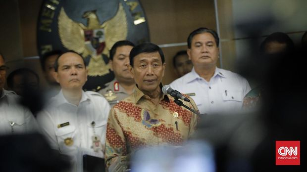 Menkopulhukkam Wiranto mengumumkan Perppu Ormas yang disebut bertujuan mengatasi radikalisme.