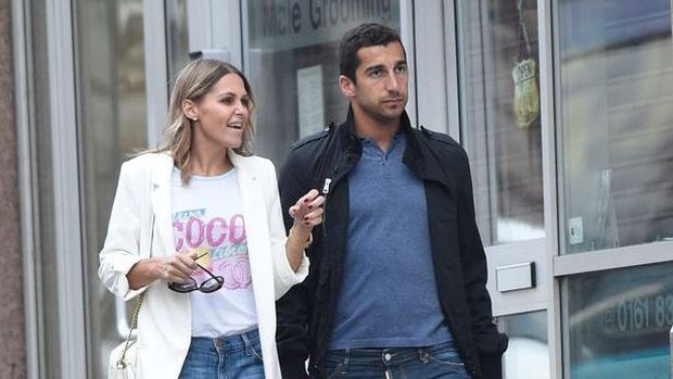 Henrikh Mkhitaryan dan Jude Cisse di Manchester