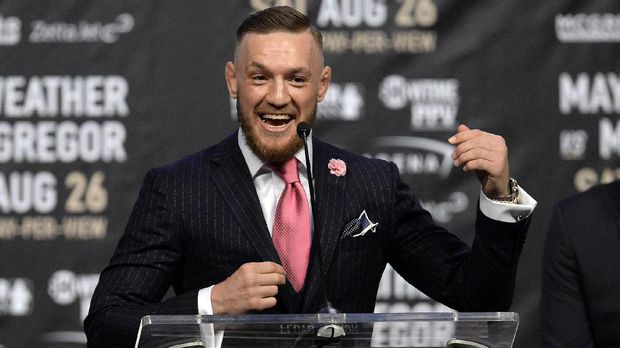 Conor McGregor mengenakan jas kontroversial dalam konferensi pers melawan Floyd Mayweather Jr.