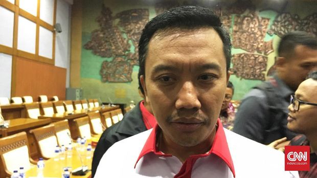 Menpora Imam Nahrawi mengatakan pemerintah tidak bermaksud ikut campur permasalahan sepak bola nasional.