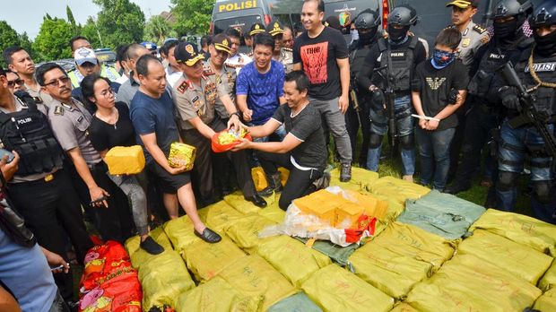 Petugas keamanan terus melakukan operasi untuk mencegah peredaran narkoba di kalangan anak muda.
