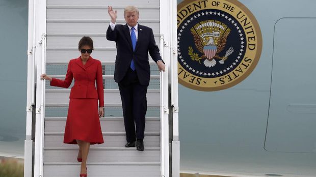 Dibalut Dior, Melania Trump Jadi Mirip Jackie Kennedy