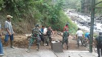 Komando! TNI Garut Bangun Jembatan yang Rusak Diterjang Banjir