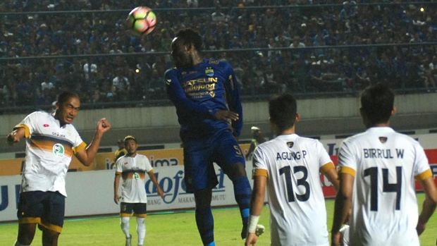 Persib terakhir ditahan imbang Persela 1-1.