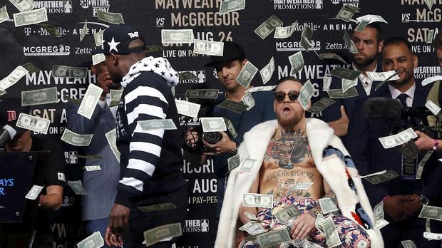 Salah satu aksi Floyd Mayweather Jr. saat membuat hujan uang di hadapan Conor McGregor.
