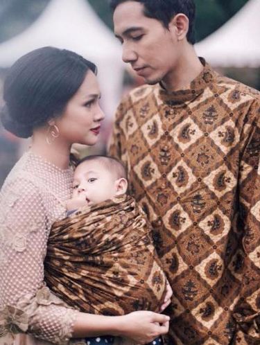 Andien menggendong pakai jarit