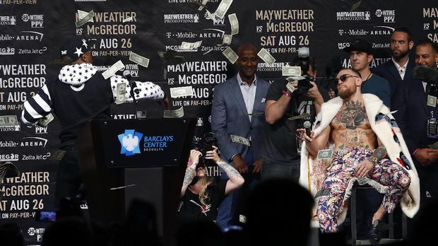 Conor McGregor diprediksi bakal kesulitan menghadapi Floyd Mayweather Jr.