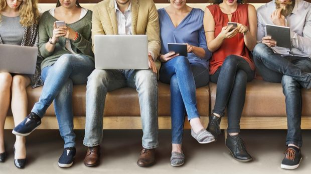 Sejumlah orang beraktivitas menggunakan gadget untuk bekerja dan mencari penghasilan