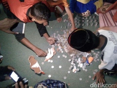 Anak Panti Asuhan Yatim Sejahtera pecah celengan/