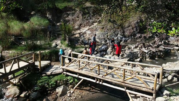 Air panas di Kawah Rengganis
