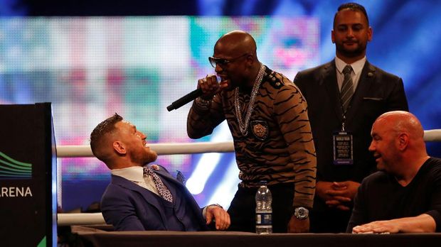 Floyd Mayweather Jr. dan Conor McGregor mulai melakukan perang urat saraf.
