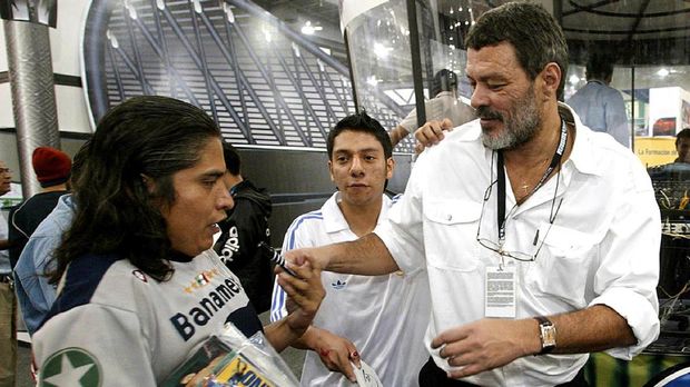 Selain menjadi dokter dan punya gelar PhD, Socrates juga aktif di dunia politik.