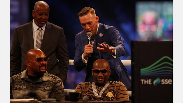 Conor McGregor ketika memegang kepala Floyd Mayweather Jr.
