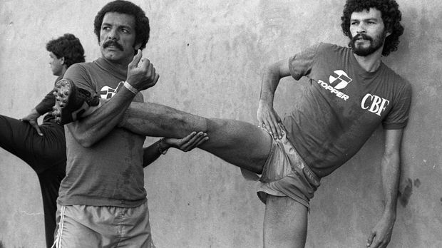 Socrates telat dalam berkarier profesional di sepak bola.