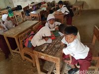 Hari Pertama Sekolah Ruang Kelas  SD di Serang ini 