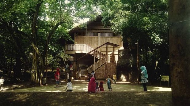 Salah satu sekolah alam di Jakarta yang menawarkan konsep tanpa seragam pada murid-muridnya.