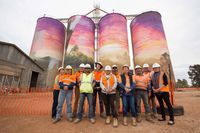 Lukisan raksasa ini menjadi daya tarik Kota Thallon, Queensland (GrainCorp/ Facebook)