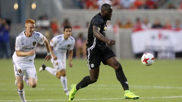 Romelu Lukaku langsung mencetak gol pada debutnya tampil di MU saat laga pramusim melawan Salt Lake. (