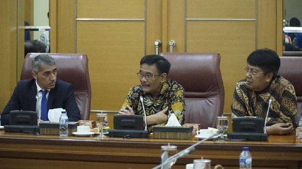 Direktur Utama Persija Gede Widiade (kanan) mendampingi Gubernur DKI.