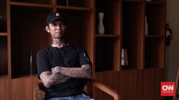 Young Lex pernah dilempari botol air mineral di atas panggung.
