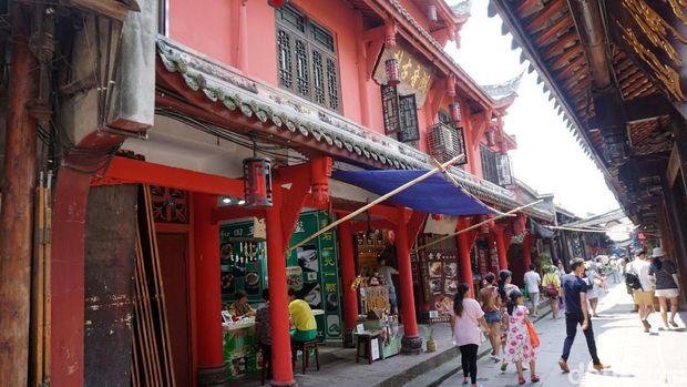 Ada kurang lebih 200 kios di Huanglongxi (Wahyu/detikTravel)