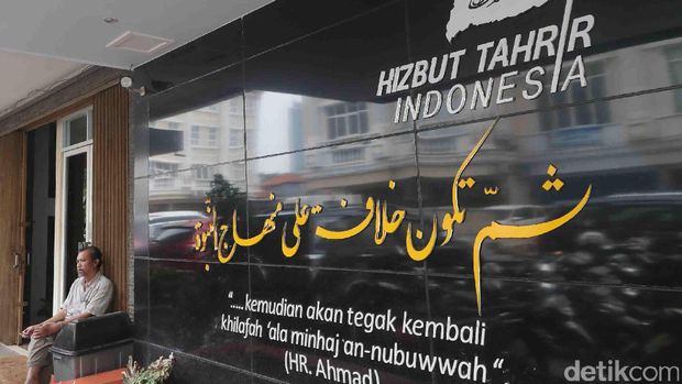 Pemerintah Indonesia memutuskan untuk membubarkan HTI karena menyebarkan ideologi yang bertentangan dengan Pancasila