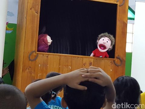 Anak-anak mendengarkan dongeng