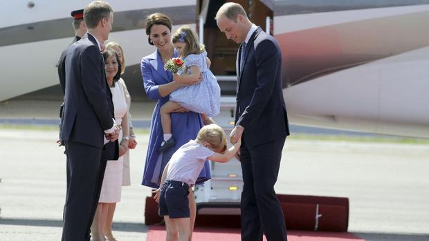 Pangeran George yang terlihat mengantuk saat tiba di Berlin