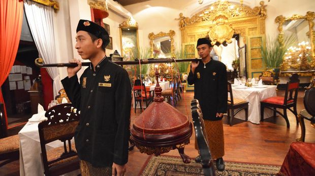Para penyaji membawakan rijsttafel