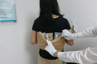 Wanita Ini Seludupkan 102 iPhone yang DItempel di Badan
