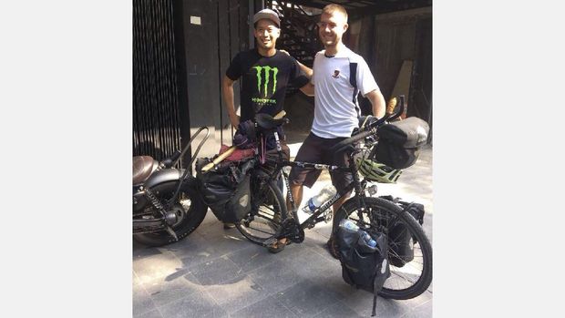 Josiah bersama orang lokal sepanjang perjalanan dari Solo ke Surabaya.