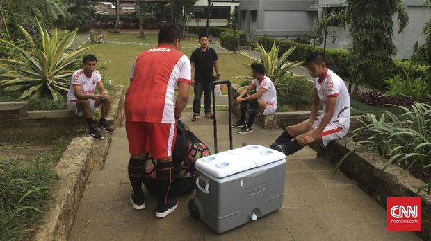 Para pemain Persija bersiap memulai sesi latihan pada Juma (22/7) sore di Hotel Topas, Bandung. (